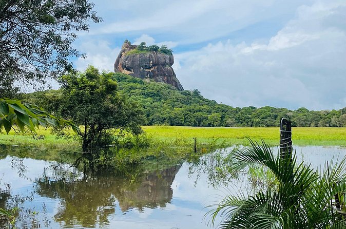 7 Days Sri Lanka Safari Tour - Day 3: Kandy’s cultural performance and Ambuluwawa Tower