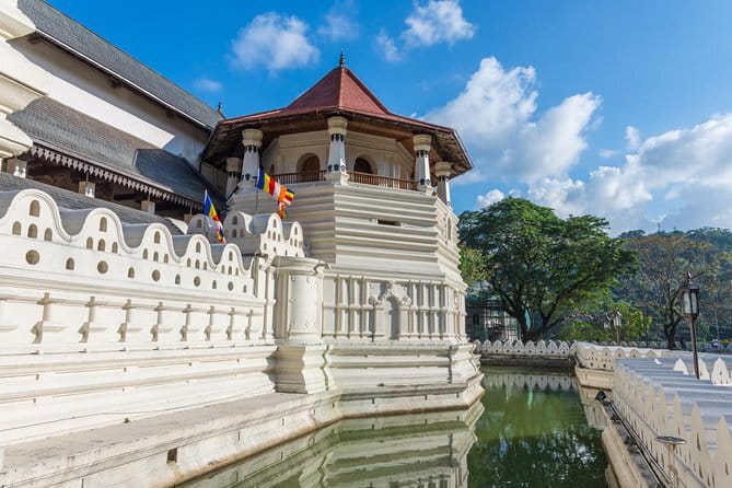 8 Days Tour Sri Lanka (Hotels, Breakfast, Dinner & Luxury Car) - What the $595 price really covers