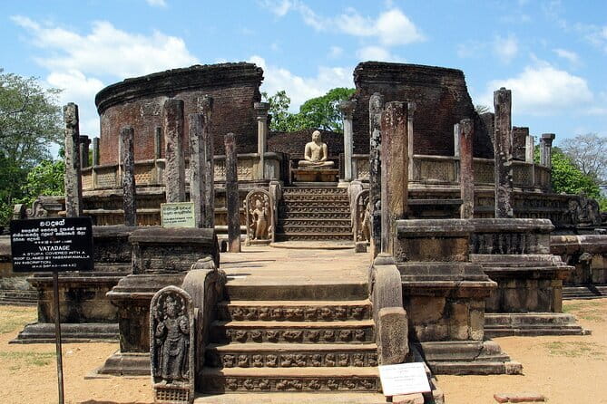 9 Days Guided Tour Through Sri Lanka - The train to Nuwara Eliya and Ceylon tea