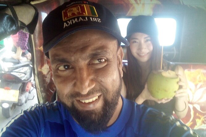 All inclusive colombo Tuk Tuk city tour - Pettah and the red-and-white Jami Ul-Alfar Mosque