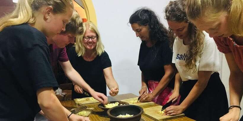 Authentic Sri Lankan Cooking Class in Kandy by Local Family - The old stone board and the value of traditional tools