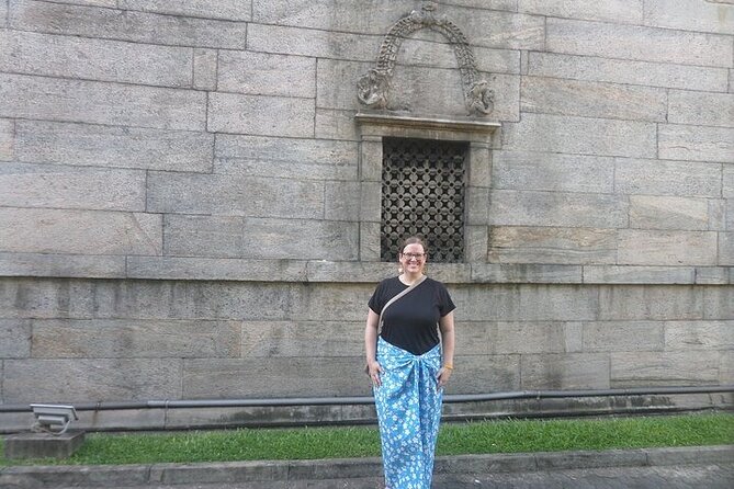 Colombo by Tuk Tuk – Sightseeing Entry Fees included - Gangaramaya Temple and Beira Lake
