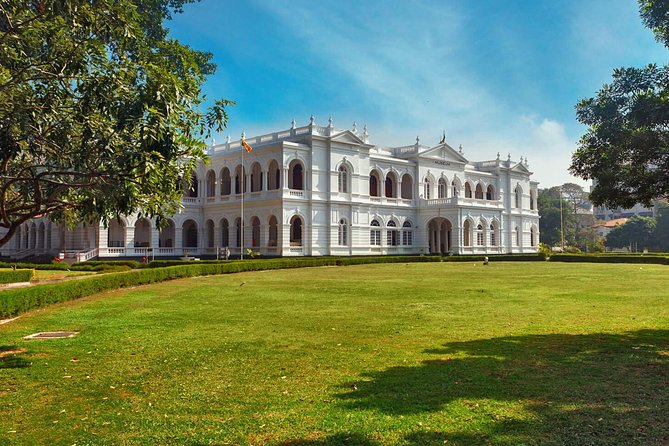 Colombo City Drive by Bookingmart Holidays Pvt Ltd - Galle Face and Viharamahadevi Park