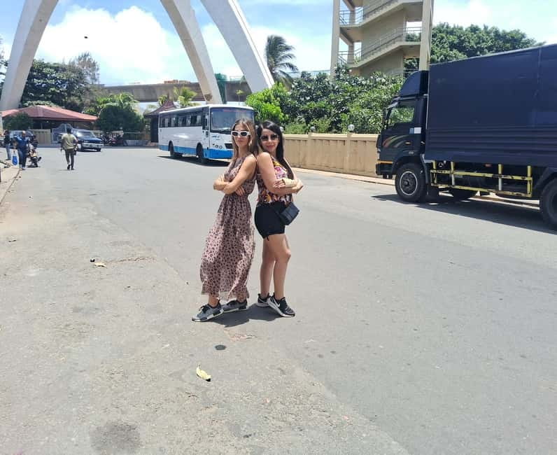 Colombo: City Tour by Tuk Tuk with Srilanka Traditional Food - Galle Face Green, the port, and the sea