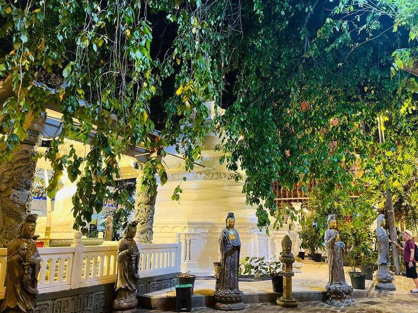 Colombo City Tour with Entry Tickets & Hotel Pickup - Gangaramaya Temple: Colombo’s most unusual first stop
