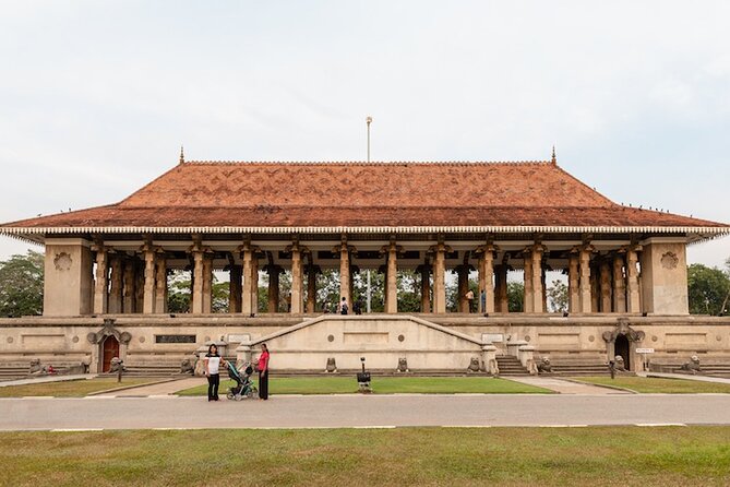 Colombo City Tour With Historical Places ( All Inclusive ) - Jami Ul-Alfar Mosque and the old city streets