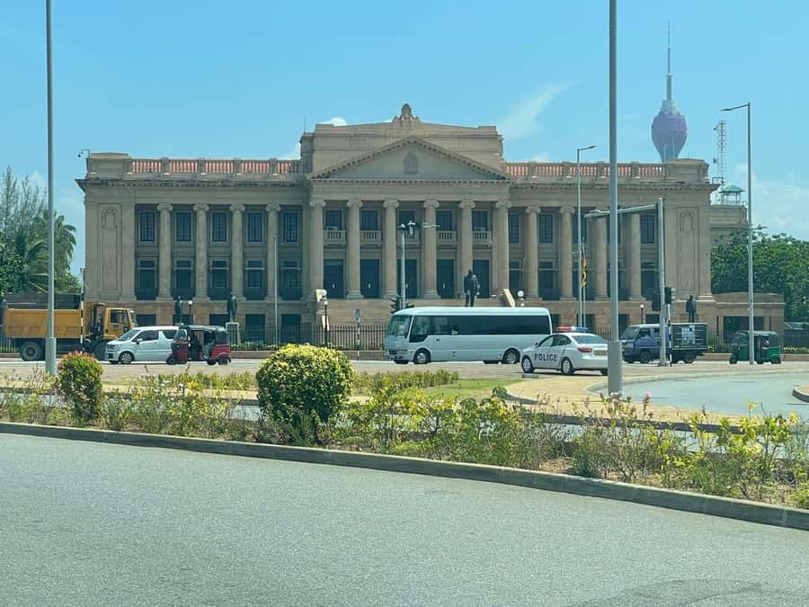 Colombo: Guided City Tour with Entry Tickets - Colombo Fort and the old port quarter