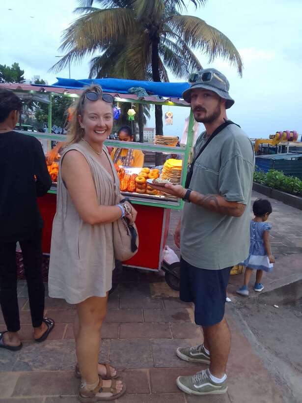Colombo Local Food Tour by Tuk Tuk – All Inclusive - Starting with tea and small Colombo snacks