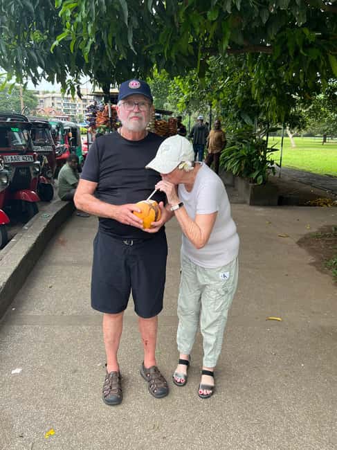 Colombo: Local Food Tour & Sightseeing by Tuk-Tuk with Meals - Tea, coffee, and the story behind Ceylon flavors