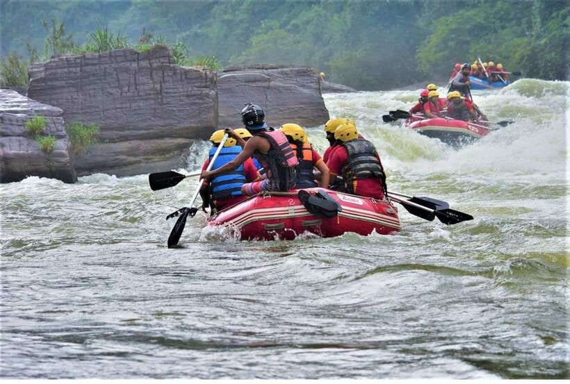 Colombo/ Negombo: Kithulgala White Water Rafting Adventure - Getting ready beside the Kelani River