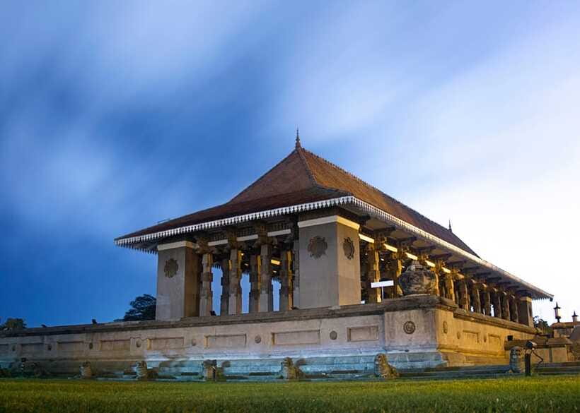 Colombo: One Day Private City Tour With Gangaramaya Temple - Independence Memorial Hall and Colombo’s ceremonial center