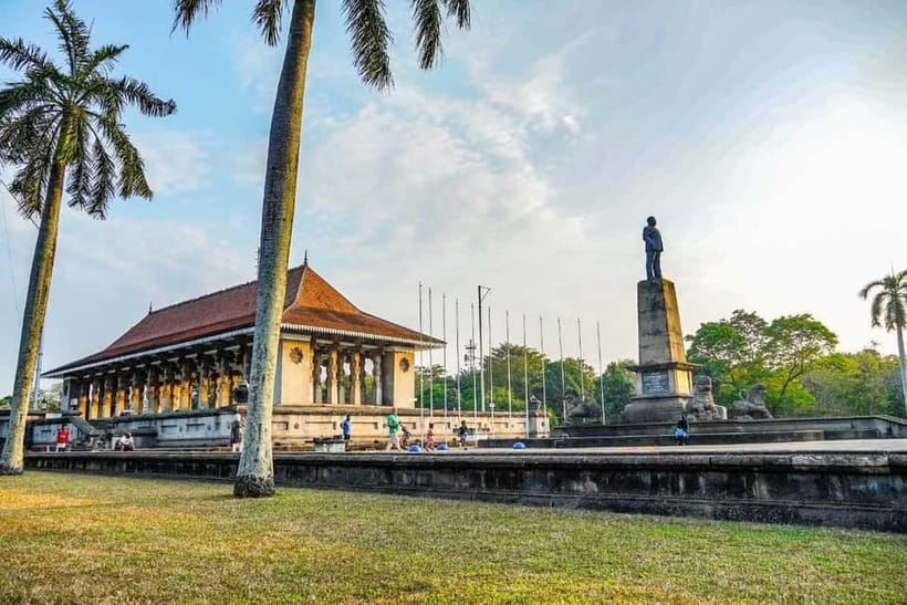 Colombo: Private City Tuk-Tuk Tour with Local Guide & Pickup - A private tuk-tuk is the right size for Colombo