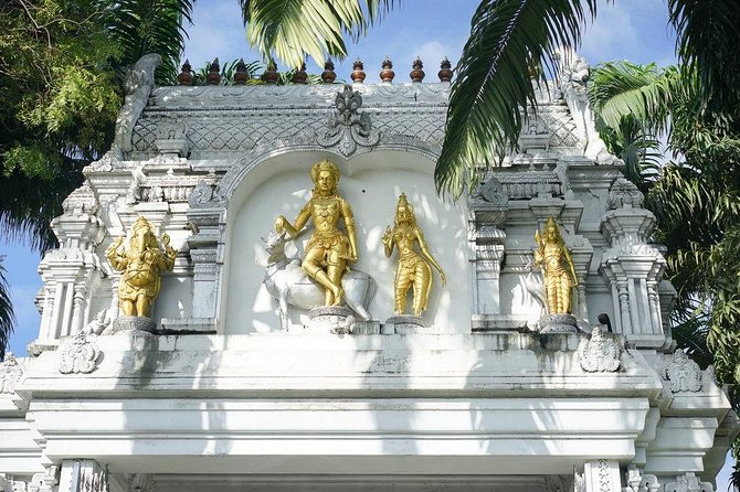 Colombo Private guideTour byTuk Tuk Morning Evening All inclusive - Pettah’s Red Mosque and the Jami Ul-Alfar Mosque