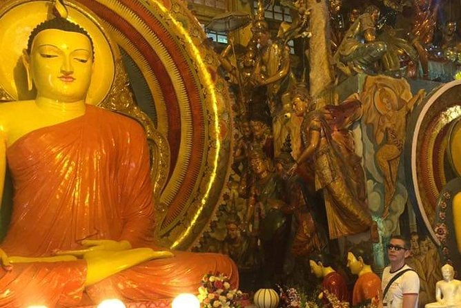Colombo Private guideTour byTuk Tuk Morning Evening All inclusive - Gangaramaya Temple beside Beira Lake