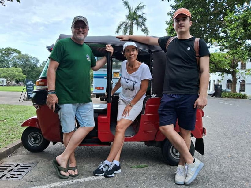 Colombo: Private Tuk-Tuk City Tour with All Entry Fees - Hindu temple and Ceylon tea