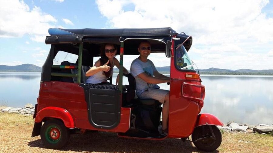 Colombo: Sightseeing Tour by Tuk Tuk Safari - All Inclusive - Hindu architecture and the waterfront