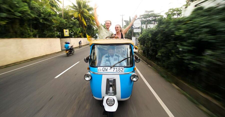 Colombo: Tuk Tuk City Highlights Tour with Lunch - Tea, coffee, fruit juice, and local food