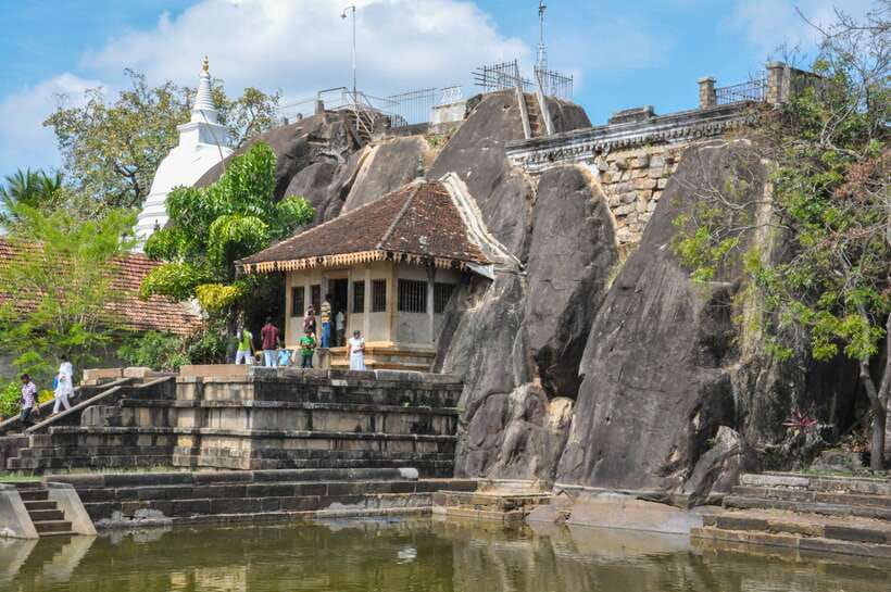 Dambulla: Anuradhapura and Mihintale Day Tour - The midday break and an important food warning