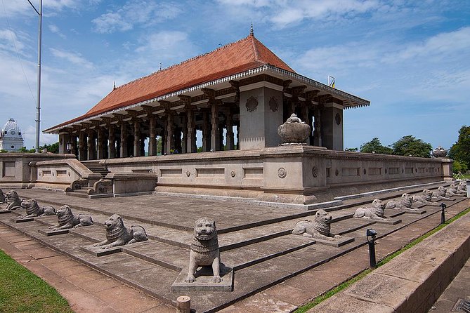 Day Colombo City Tour - Gangaramaya Temple brings culture into the middle of the day