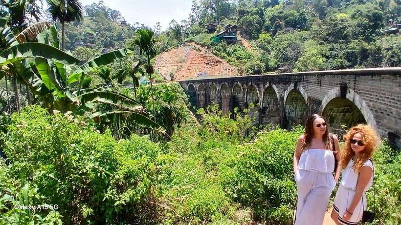 Ella: 9 Arches Bridge, Little Adam's Peak, Tea Factory - Small details that make the day better