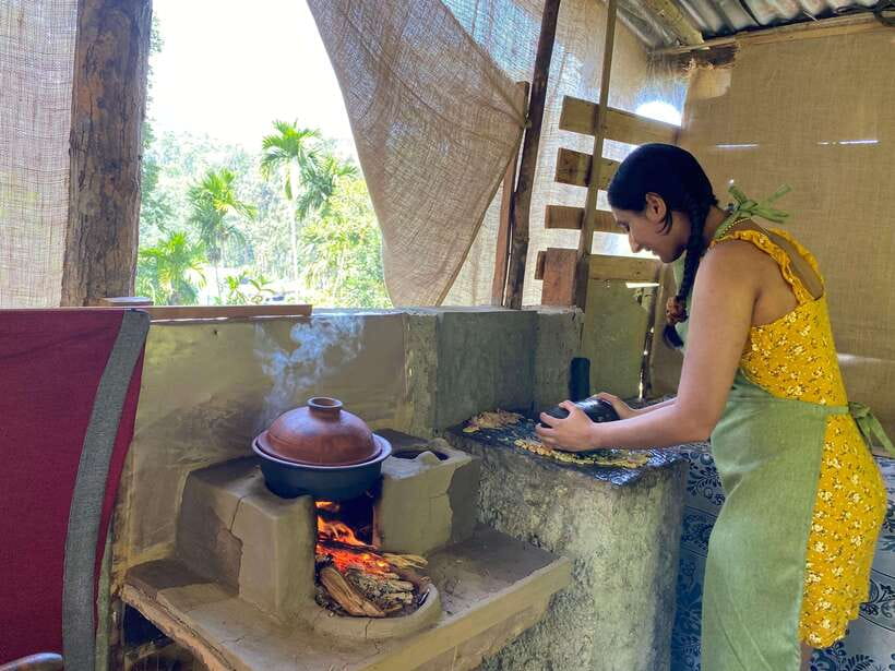 Ella Sri Lanka : Mom's Kitchen Cooking class - From fresh coconut to wood fire