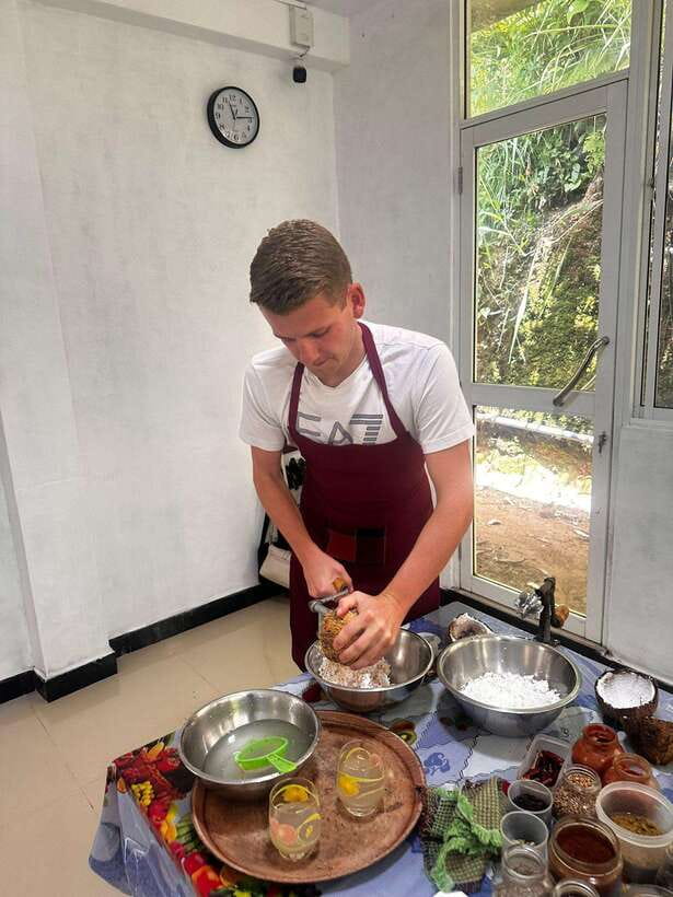 Ella: Sri Lankan Authentic Cooking expirience - Cracking coconuts and making the basics