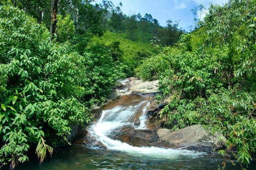 Ella: Waterfall hunting Hike to Bambarakanda and Lanka Falls - Lanka Ella Falls and the clear swimming pool