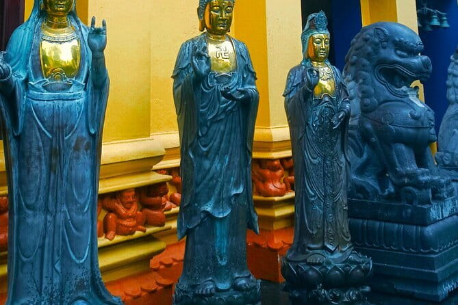 Explore Colombo City Highlights in a Private Tuk Tuk - Pettah and the Red Mosque bring the city close