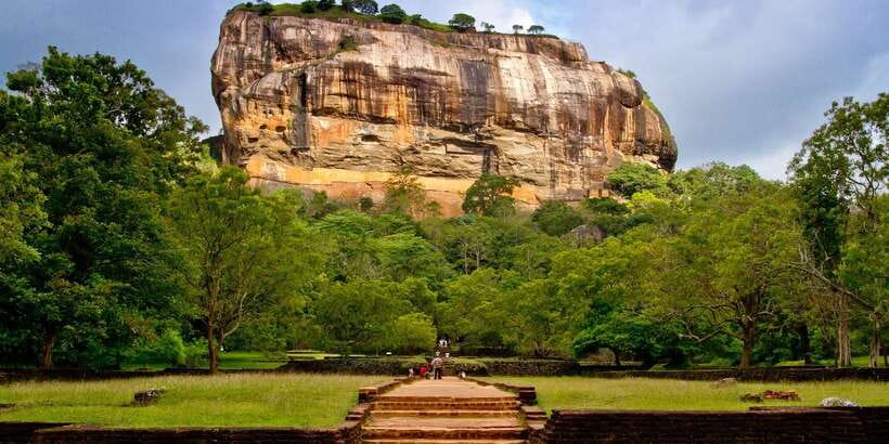 From Colombo: Sigiriya and Dambulla Day Trip with Safari - Choosing between the village visit and safari