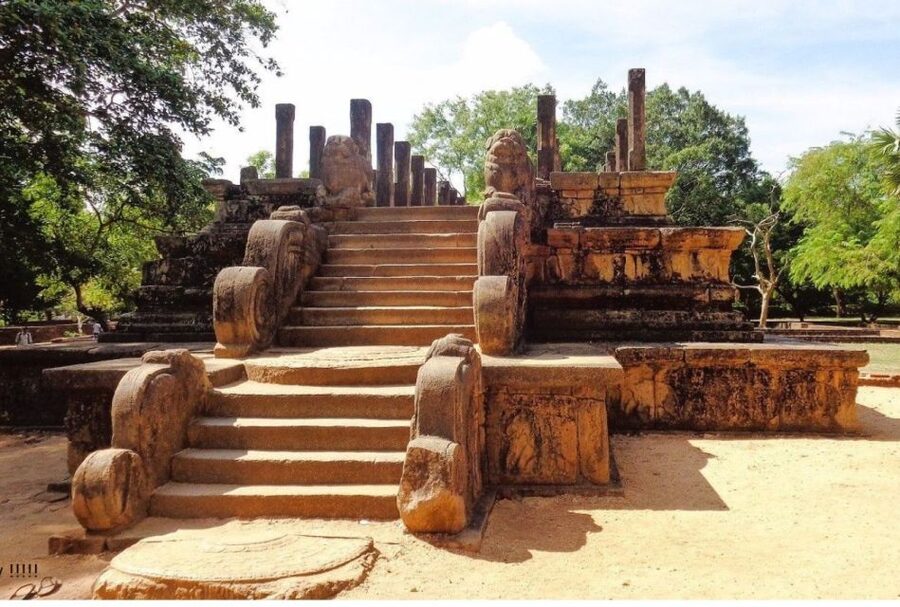 From Dambulla/ Sigiriya: Ancient City of Polonnaruwa by Bike - Thuparama, Lankathilaka, and the variety of sacred buildings