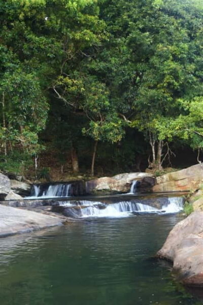 Diyaluma Waterfall and Natural Pool Bath Tour