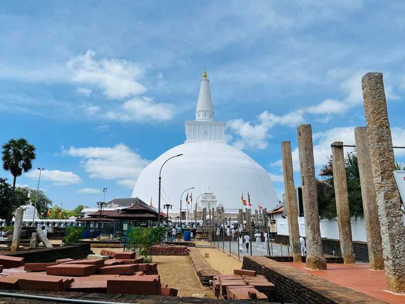 From Kandy: Anuradhapura Day Trip with Lunch - Ruwanwelisaya, White and Imposing