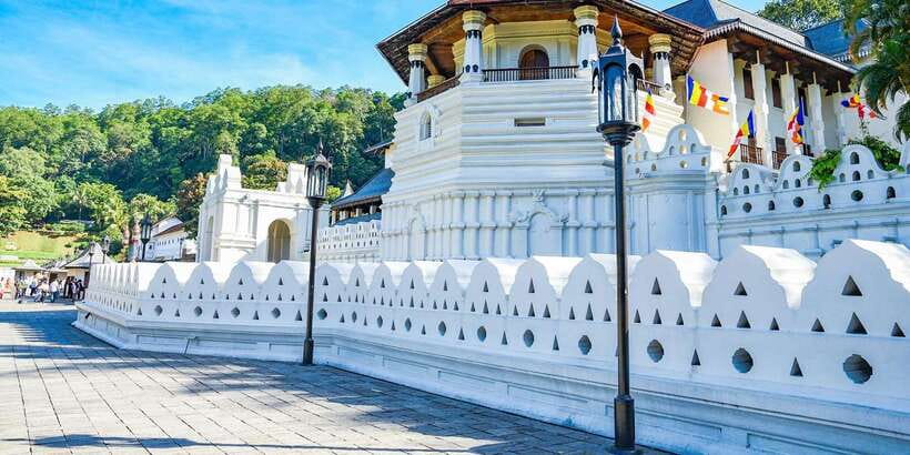 From Sigiriya: Kandy Transfer with Dambulla and Spice Garden - The road into Kandy