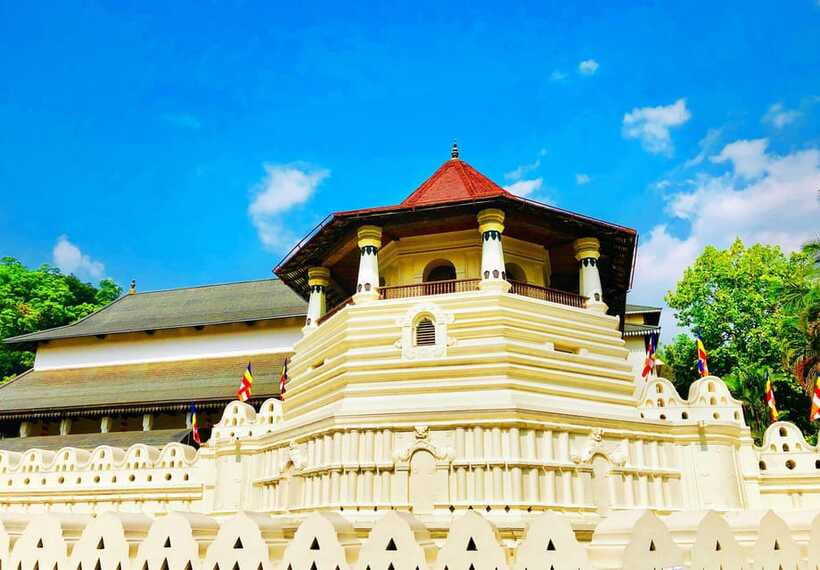 Full Coverage Kandy City Day Tour - Batik, silk, and wood carving: useful craft stops with a shopping catch
