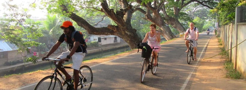 Galle: All Inclusive City & Fort Guided Cycling tour - Markets show the city beyond the old walls