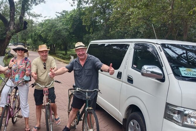 Highly recommended multi day tour in Sri Lanka - The Ohiya to Ella train and mountain views