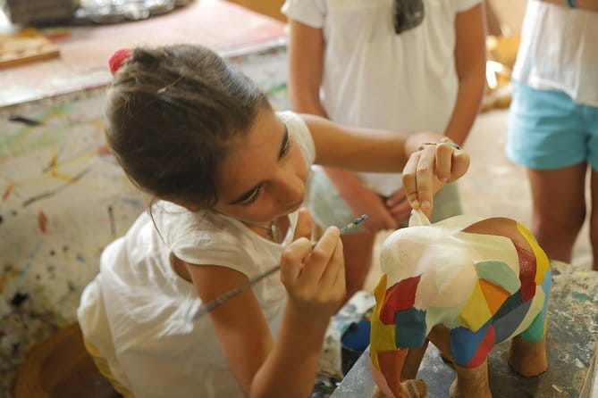 Interactive Batik Workshop and Lessons in Sri Lanka - Meeting Anuja, Manugi, and the family hosts