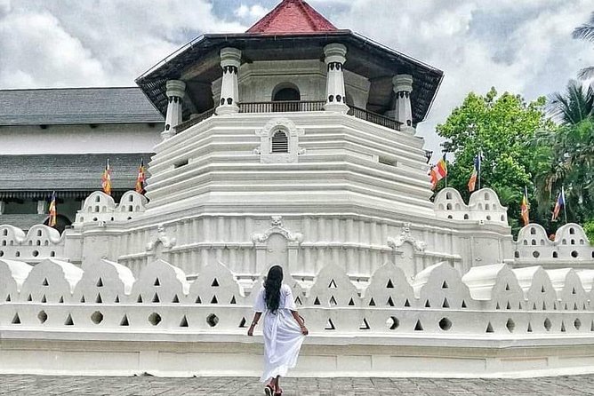 Kandy City guide Tour and day trip private luxury car and van - Kandy dance in the evening