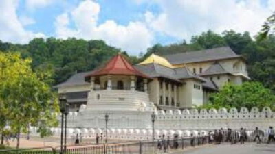 Kandy City Guided Day Tour by Tuk Tuk & Laxury Car