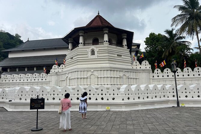 Kandy City Sightseeing Tour by Tuk Tuk - Ranawana and Asgiriya for different temple experiences