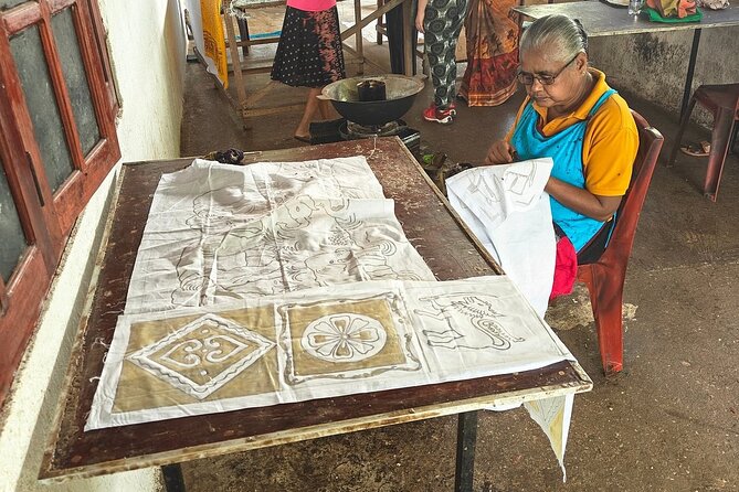 Kandy City Tour By Best Guide Lanka Tours - Asgiriya Maha Viharaya: begin with a working monastery