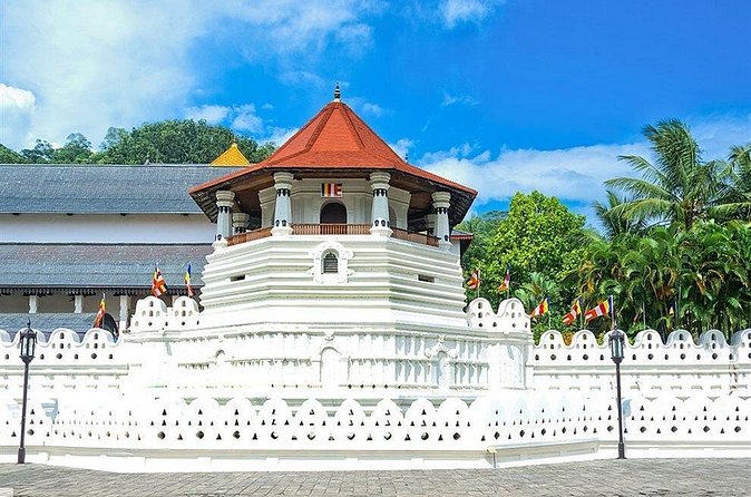 Kandy City Tour by Lux Tours Lanka - Batik and silk show two sides of Sri Lankan textile work