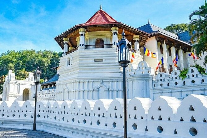 Kandy Day trip from Kalutara Beruwala Bentota Aluthgama Wadduwa - Kandy Lake gives the day a short, easy pause