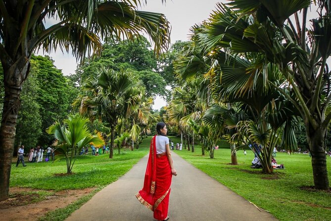 Kandy Instagram Tour: Most Famous Spots (Private & All-Inclusive) - Entering the Temple of the Sacred Tooth Relic