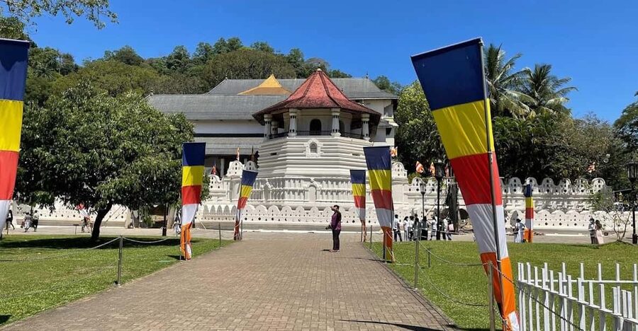 Kandy & Pinnawala & Tea Factory Full Day Tour From Negombo - Entering the Temple of the Sacred Tooth Relic