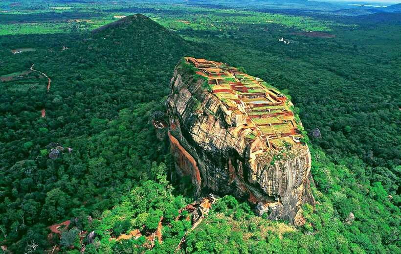 Kandy: Sigiriya Fortress & Cave Temple Full Day Private Tour - Dambulla’s caves and golden temple