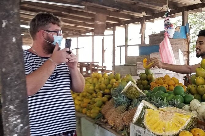 Negombo Express Food Tour with 7+ Tastings - What the guide adds to the meal