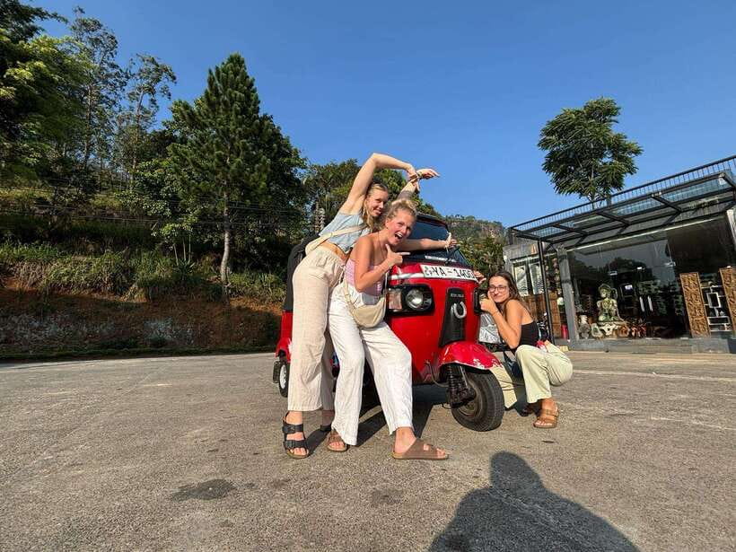 Nuwara Eliya Tuk-Tuk Tour Tea Picking,Tasting &Ramboda Falls - Key details at a glance