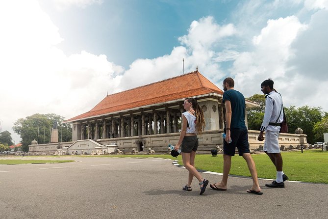 Original Tuk Tuk Safari Afternoon Tour - Gangaramaya Temple and Beira Lake