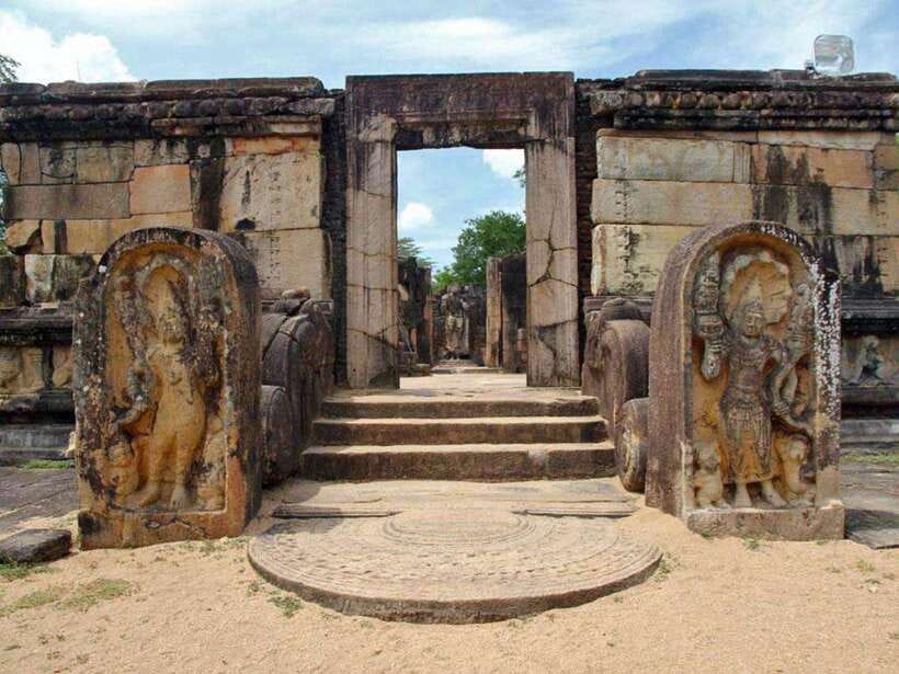Polonnaruwa: Private Guided Cycling Tour with Hotel Pickup - Why Polonnaruwa works so well by bicycle